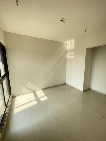 Room in 2 BHK Apartment at Kalpataru Paramount, Kapur Bawdi – for Rent