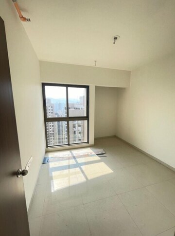 Room in 2 BHK Apartment at Kalpataru Paramount, Kapur Bawdi – for Rent