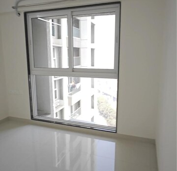 Room in 2 BHK Apartment at Kalpataru Paramount, Kapur Bawdi – for Rent