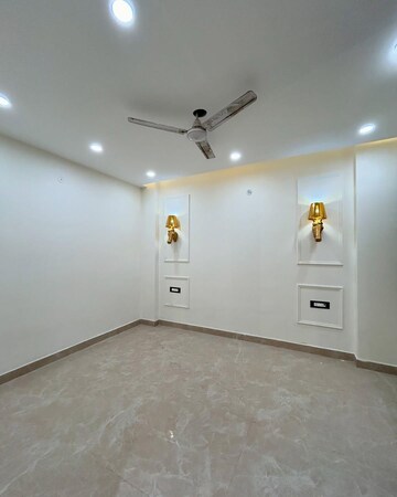 Room in 3.5 BHK Builder Floor at Shastri Nagar – for Rent