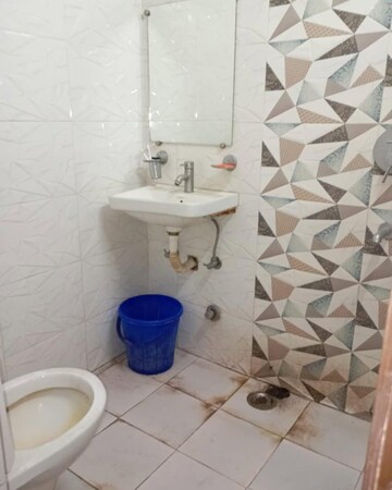 Bathroom in 1.5 BHK Builder Floor at Shastri Nagar – for Rent