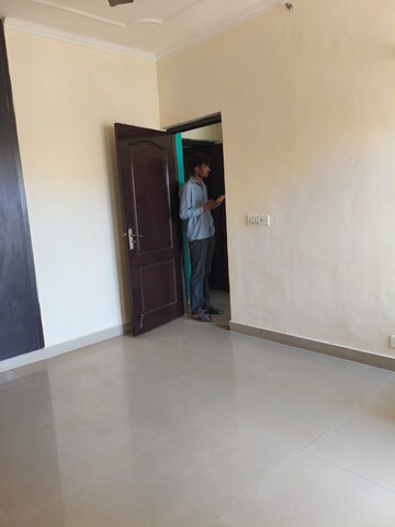 Room in 2 BHK Apartment at Amrapali Silicon City, Sector 76 – for Rent