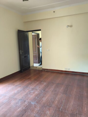 Room in 2 BHK Apartment at Amrapali Silicon City, Sector 76 – for Rent