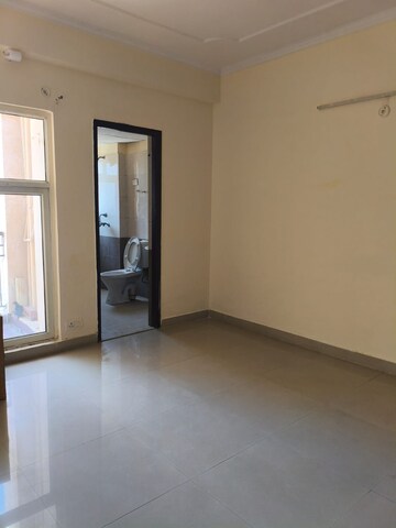 Room in 2 BHK Apartment at Amrapali Silicon City, Sector 76 – for Rent