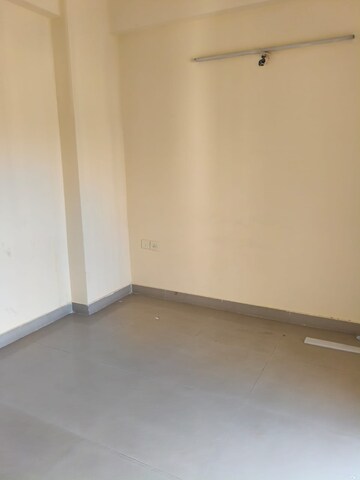 Room in 2 BHK Apartment at Amrapali Silicon City, Sector 76 – for Rent