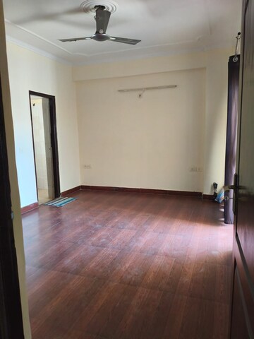 Room in 2 BHK Apartment at Amrapali Silicon City, Sector 76 – for Rent