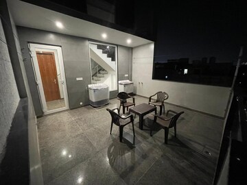 Parking in 1 RK Builder Floor at DLF Pink Town House, Dlf City Phase 3 – for Rent