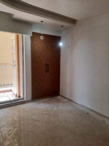 Furnished Amenities in 3.5 BHK Apartment at Omaxe Waterscapes, Gomti Nagar – for Rent