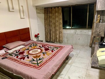Bedroom in 2 BHK Apartment at Vile Parle West – for Rent