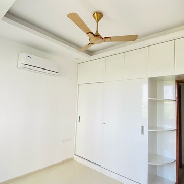 Room in 2 BHK Apartment at Omaxe Lake, Mullanpur – for Rent