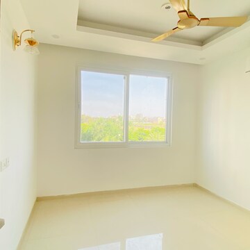 Room in 2 BHK Apartment at Omaxe Lake, Mullanpur – for Rent