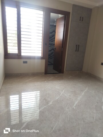 Room in 4 BHK Builder Floor at Sector 75 – for Sale