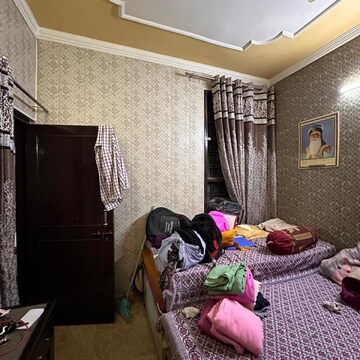 Bedroom in 3 BHK Builder Floor at Sector 41 – for Rent
