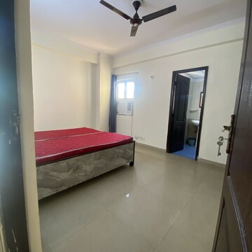 Room in 3 BHK Apartment at Gardenia Golf City, Noida Central – for Rent