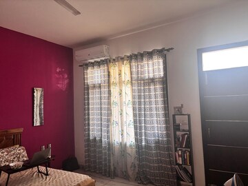 Bedroom in 3 BHK Builder Floor at Saurabh Niwas, Sector 40 – for Rent