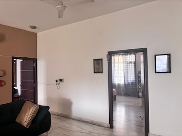 Room in 3 BHK Builder Floor at Saurabh Niwas, Sector 40 – for Rent