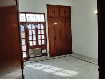 Room in 3 BHK Builder Floor at Safdarjang Enclave – for Rent