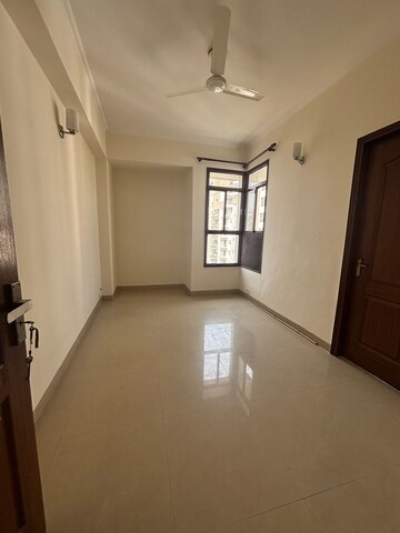 Room in 3 BHK Apartment at Vipul Belmonte, Sector 53 – for Rent