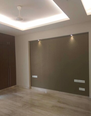 Room in 3 BHK Builder Floor at DLF Atria, Dlf Phase ii – for Rent