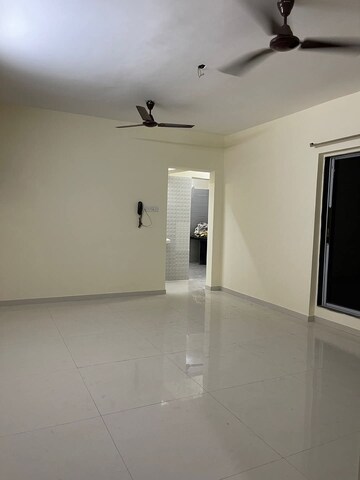 Room in 2 BHK Apartment at DLH Sorrento, Veera Desai Road – for Rent