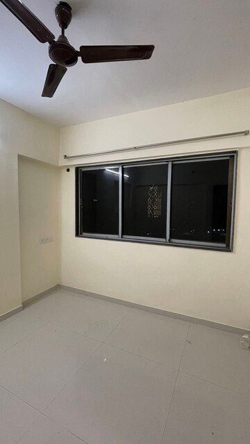 Room in 2 BHK Apartment at DLH Sorrento, Veera Desai Road – for Rent