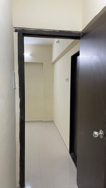 Room in 2 BHK Apartment at DLH Sorrento, Veera Desai Road – for Rent
