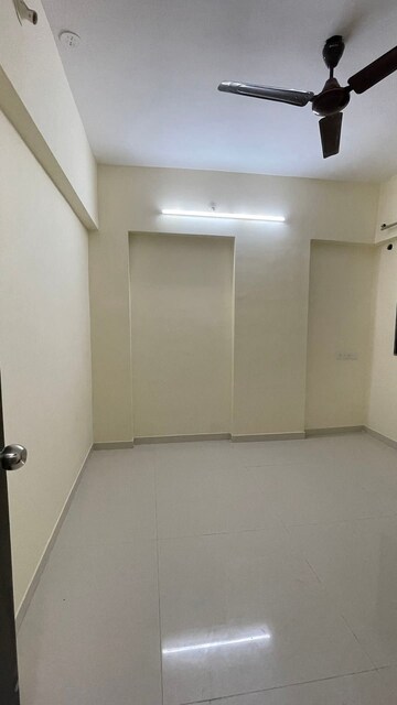Room in 2 BHK Apartment at DLH Sorrento, Veera Desai Road – for Rent