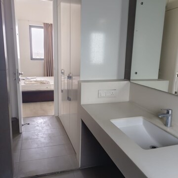 Room in 3.5 BHK Apartment at Ireo Skyon, Sector 60 – for Rent