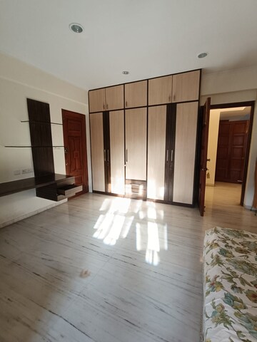 Room in 3 BHK Apartment at Bandra West – for Rent