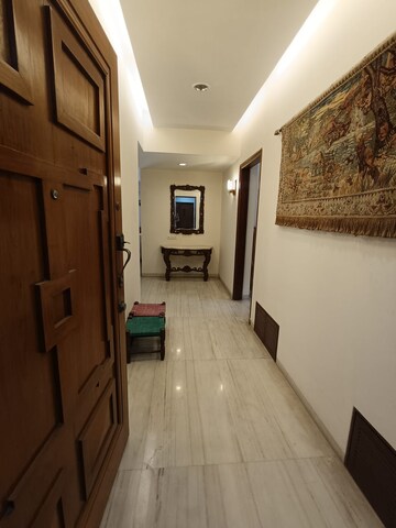 Room in 3 BHK Apartment at Bandra West – for Rent