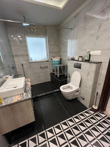 Team Area in 3 BHK Apartment at DLF Park Place, Sector 54 – for Rent