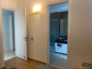Room in 3 BHK Apartment at DLF Park Place, Sector 54 – for Rent
