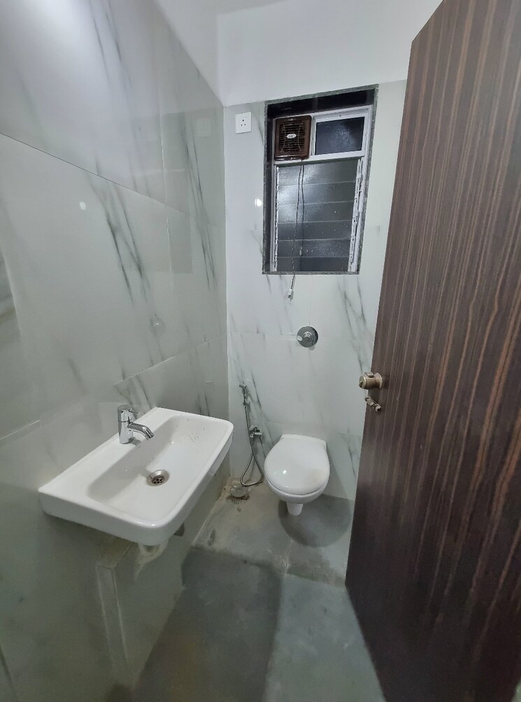 Bathroom, rishab-jay-sarang 1 Bedroom 4500 Sq.Ft. Apartment In Malad East Mumbai 8434636