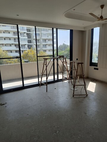 Balcony in 3 BHK Builder Floor at DLF City Phase IV, Dlf Phase iv – for Rent