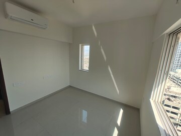 Room in 1 BHK Apartment at Omkar Signet, Malad East – for Rent
