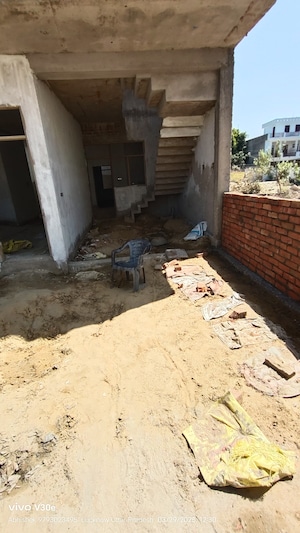 Room in 3 BHK Independent House at Jankipuram – for Sale