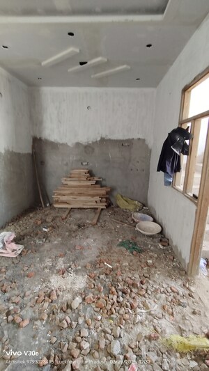 Room in 3 BHK Independent House at Jankipuram – for Sale