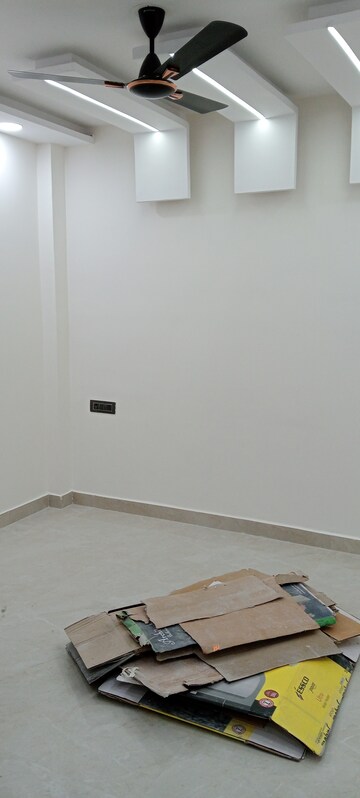 Room in 3 BHK Builder Floor at Govindpuri – for Rent
