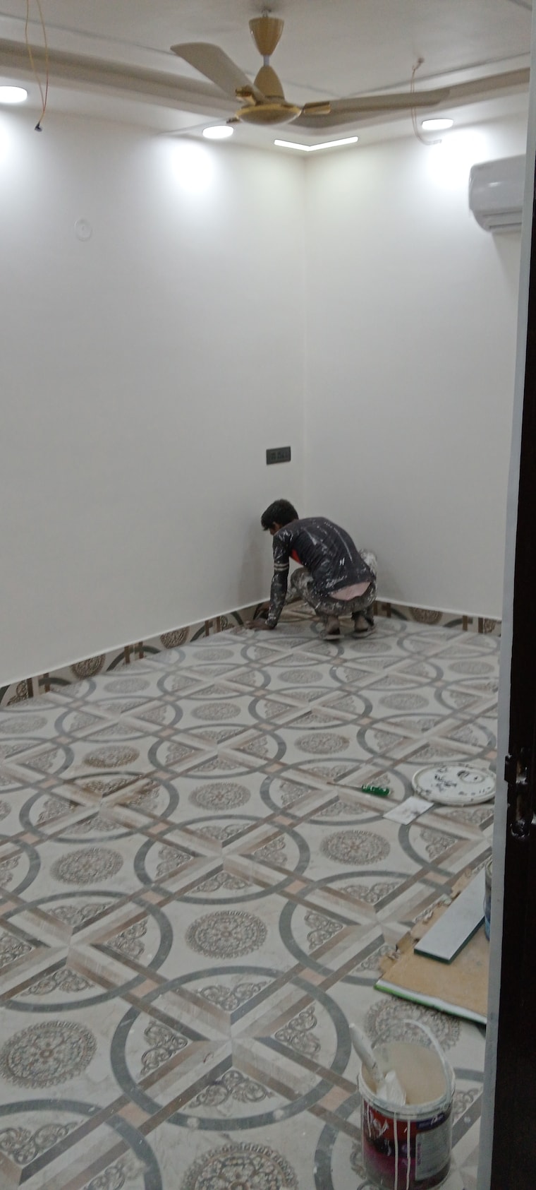  Parking, govindpuri 3 Bedroom 910 Sq.Ft. Builder Floor In Govindpuri Delhi 8435164