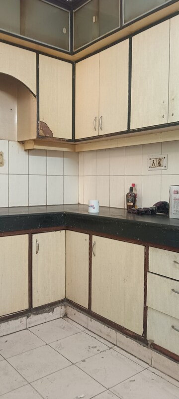 Kitchen in 3 BHK Builder Floor at Ardee Mall, Sector 52 – for Rent