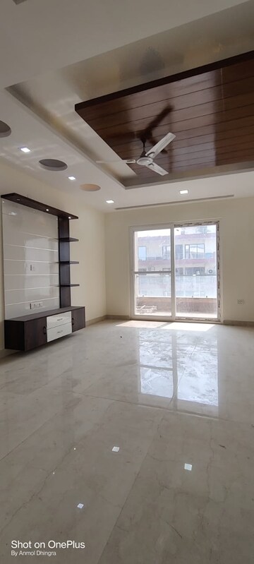 Room in 4 BHK Builder Floor at Srishti Greenfield Homes, Green Fields Colony – for Rent