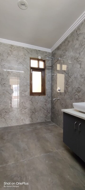 Room in 4 BHK Builder Floor at Srishti Greenfield Homes, Green Fields Colony – for Rent
