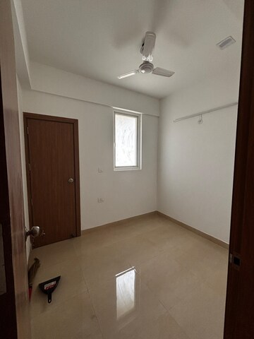 Room in 4 BHK Apartment at Gaur Atulyam, Omicron I Greater Noida – for Rent