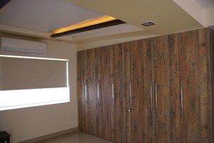 Furnished Amenities in 2 BHK Builder Floor at Lake Gardens – for Sale