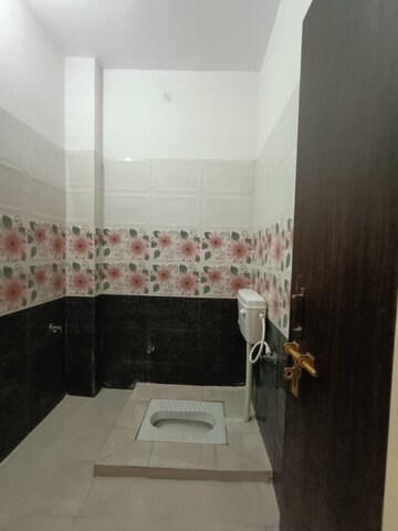 Bathroom in 2.5 BHK Independent House at Gomti Nagar – for Rent