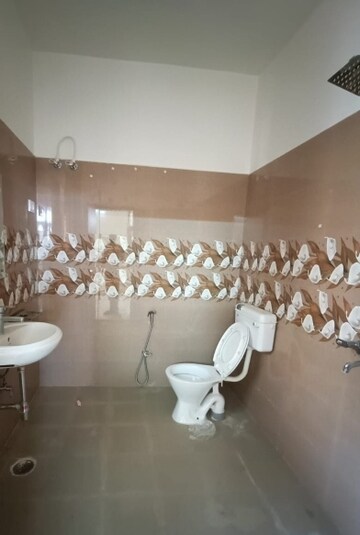 Attached Bathroom in 2.5 BHK Independent House at Gomti Nagar – for Rent
