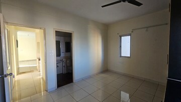 Room in 3 BHK Apartment at Mantri Sarovar, Hsr Layout – for Sale