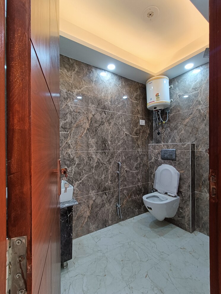 Bathroom, khirki extension 2 Bedroom 810 Sq.Ft. Builder Floor In Khirki Extension Delhi 8436250