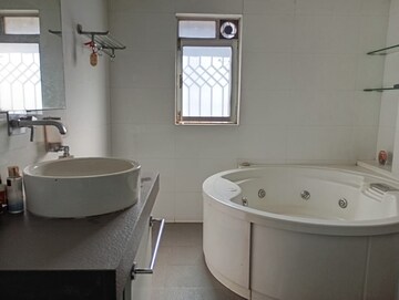 Bathroom in 5 BHK Villa at Chembur – for Rent