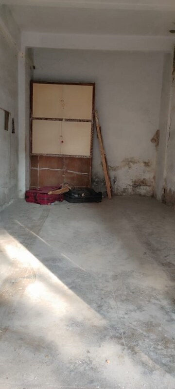Room in 2 BHK Apartment at Mayflower, Tardeo – for Sale